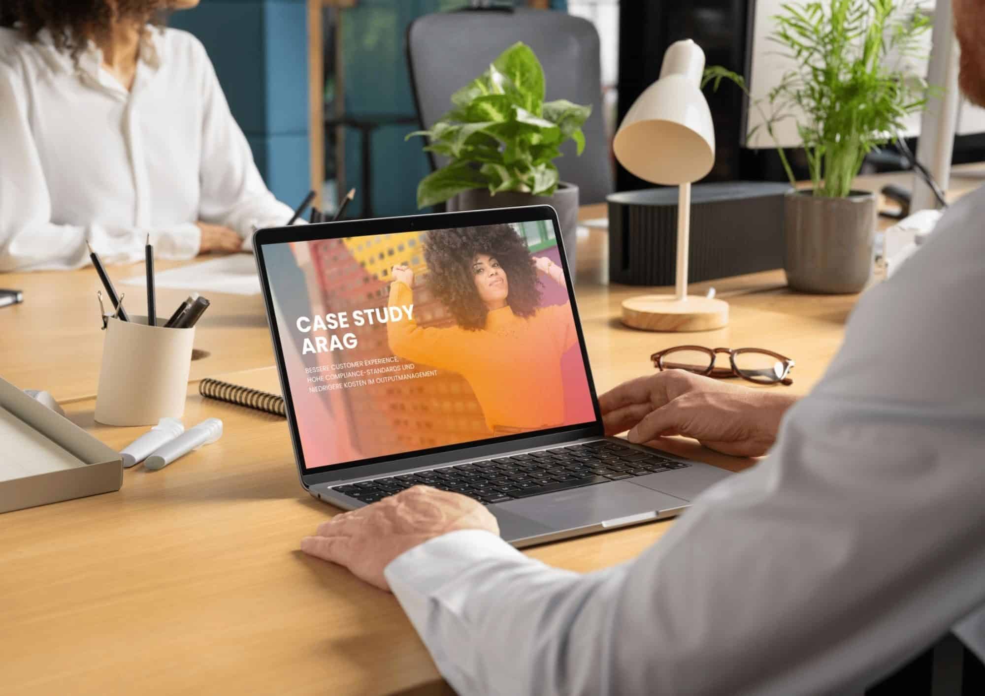 Muž s notebookem prohlížející si Case Study ARAG